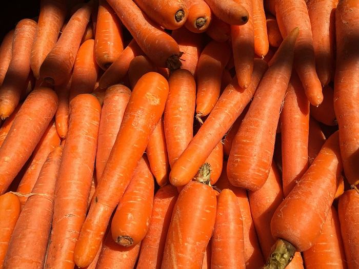 Un mucchio di carote fresche, uno spuntino sano e gustoso.