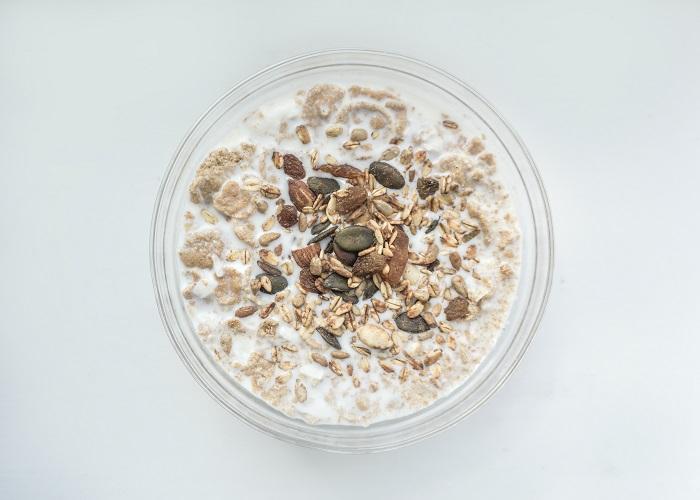 Una ciotola di farina d'avena, che suggerisce considerazioni sulla sua idoneità al consumo da parte dei gatti