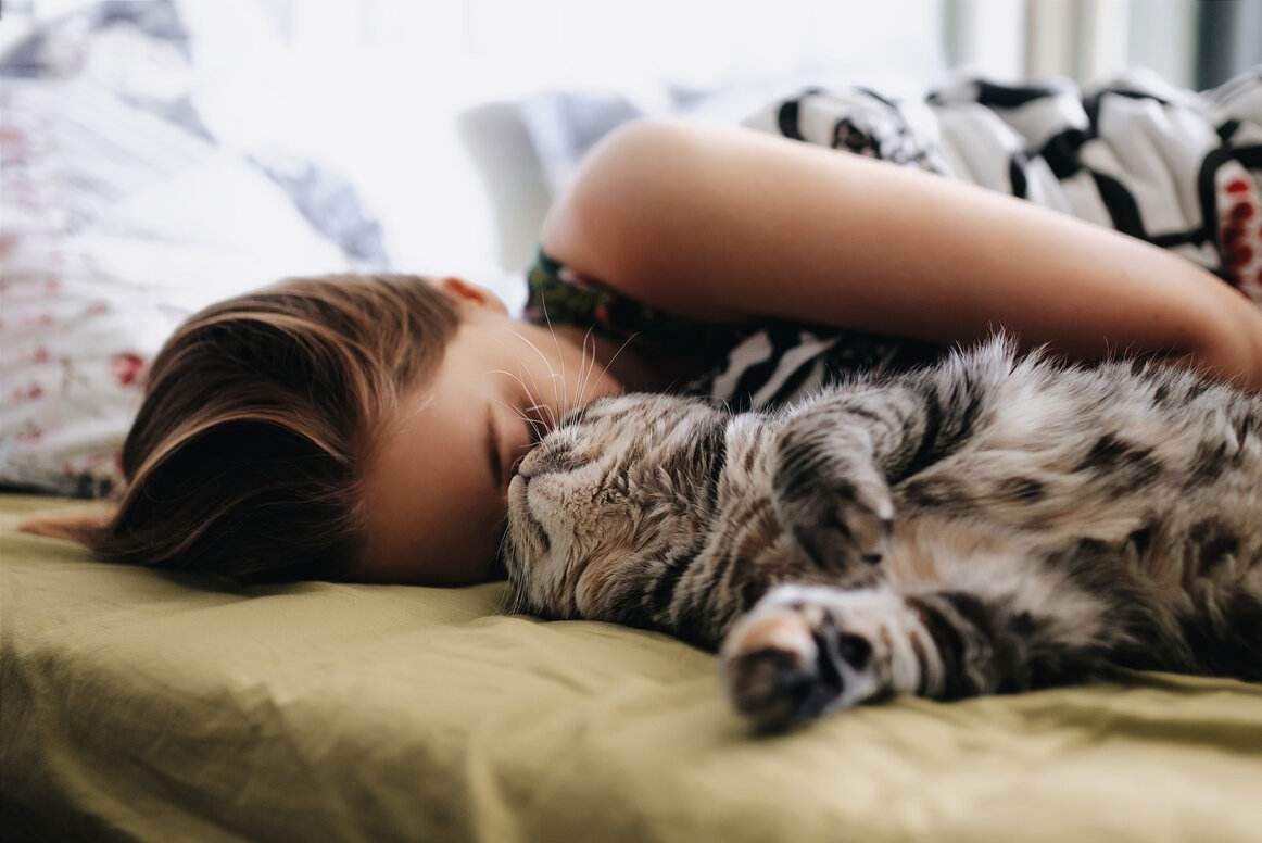 Donna che stringe un legame con un gatto.