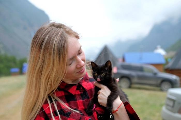 ragazza con gattino nero