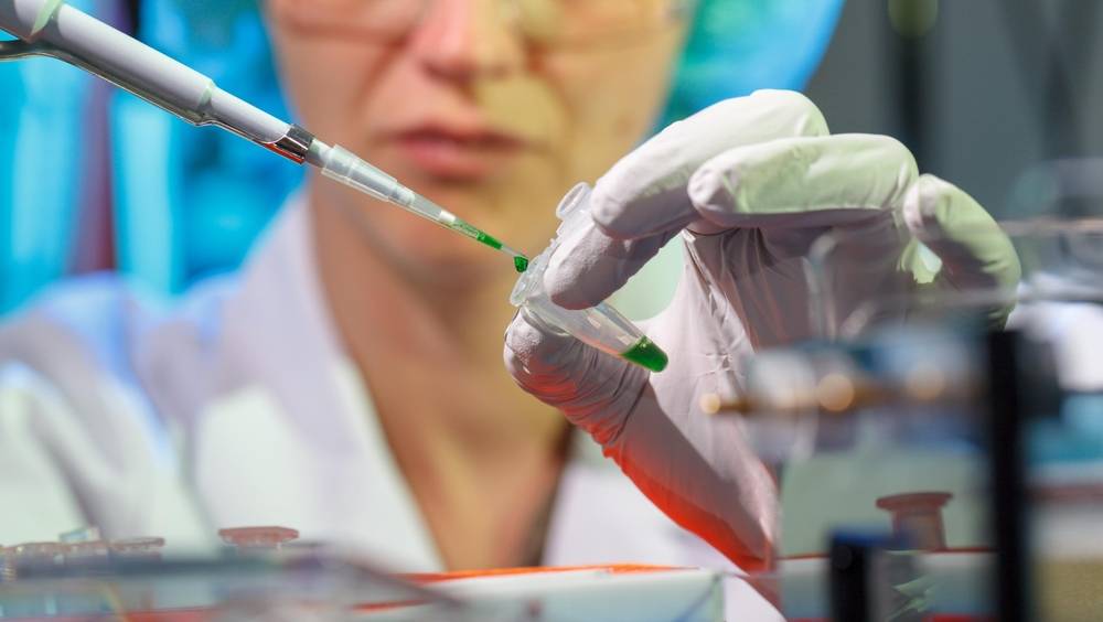 tecnico donna in laboratorio di genetica